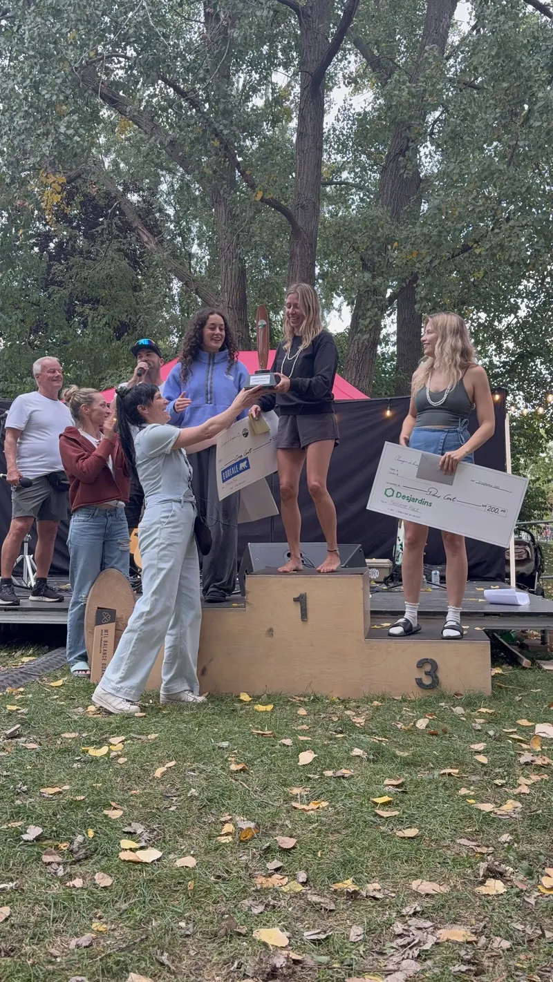 Les gagnants sur la petite scène du parc, chèques géants dans les mains